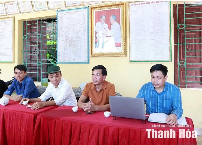 Ông Mai Văn Kỳ, Bí thư chi bộ, trưởng thôn Nguyên Lý (người đầu tiên bên phải) đã tiên phong ứng dụng công nghệ thông tin, chuyển đổi số trong công tác.