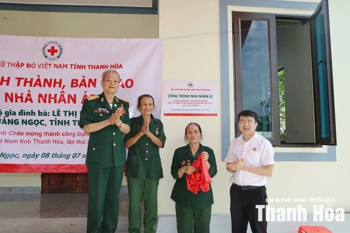 Hội Chữ thập đỏ bàn giao nhà nhân ái cho bà Lê Thị Duyên.