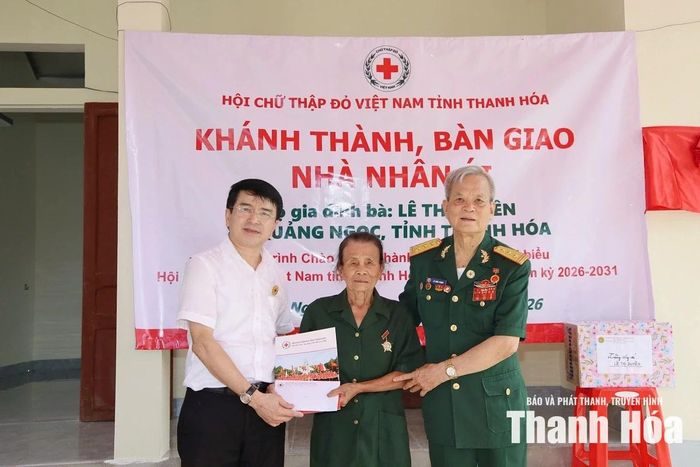Hội Chữ thập đỏ tỉnh bàn giao kinh phí hỗ trợ xây nhà cho bà Lê Thị Duyên.