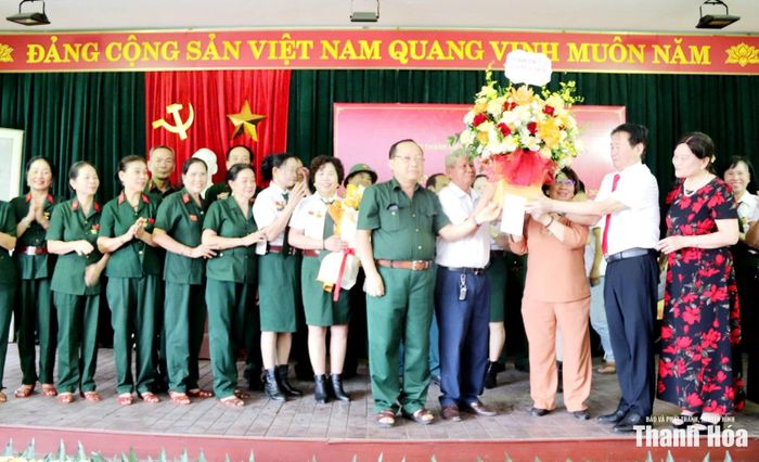 Các đồng chí lãnh đạo Công ty CP Xây lắp Điện lực Thanh Hóa tặng hoa chúc mừng Hội cựu TNXP tỉnh.
