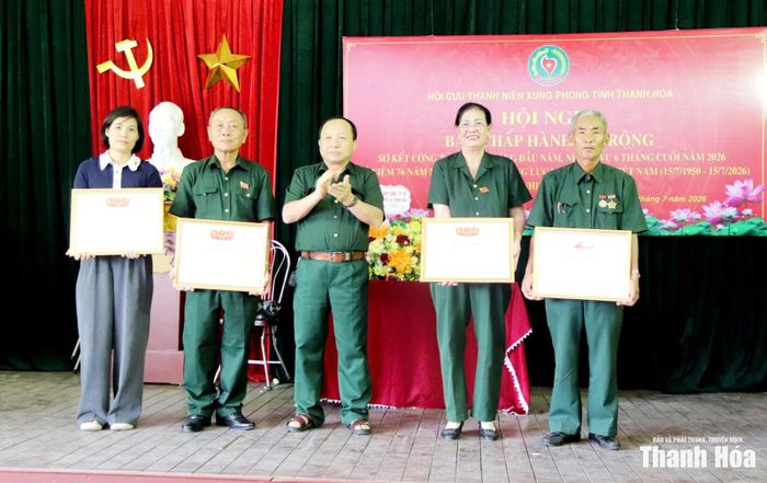 Chủ tịch Hội Cựu TNXP tỉnh Lê Văn Thành trao Bằng khen của Trung ương Hội Cựu TNXP Việt Nam cho các cá nhân.