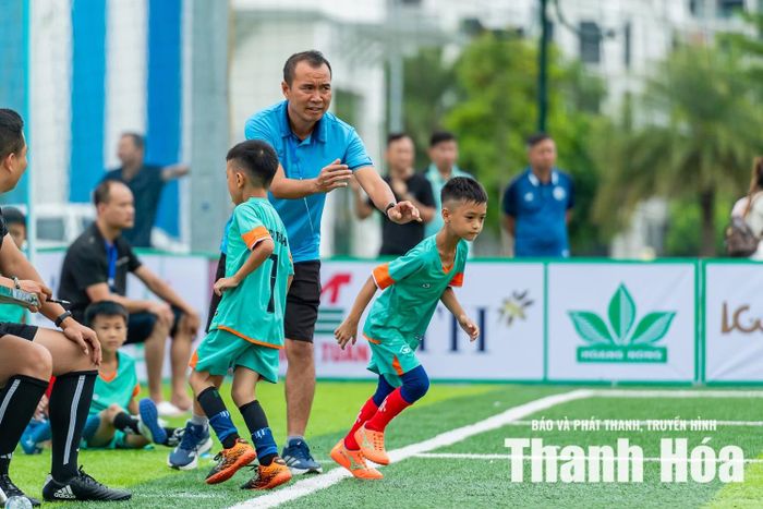 HLV Bùi Thế Tài (áo xanh) luôn tâm niệm bản thân phải coi các học trò như con mình.