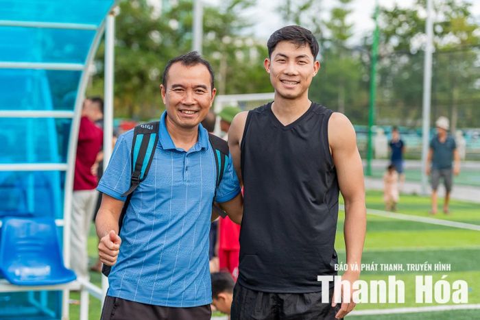 Nguyễn Đình Huyên (phải) là một trong những học trò của HLV Bùi Thế Tài vẫn tiếp tục theo đuổi sự nghiệp bóng đá.