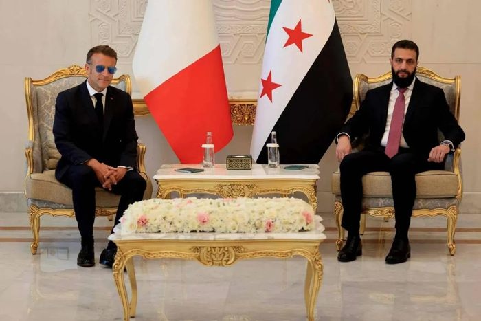 Tổng thống Pháp Emmanuel Macron và Tổng thống Syria Ahmed al-Sharaa. Ảnh: AFP.