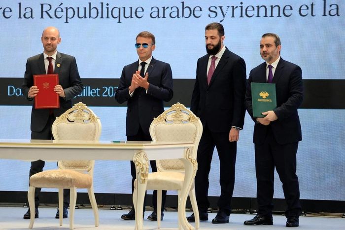 Từ trái qua phải: Ngoại trưởng Pháp Jean-Noel Barrot, Tổng thống Pháp Emmanuel Macron, Tổng thống lâm thời Syria Ahmed al-Sharaa và Ngoại trưởng Syria Asaad al-Shaibani chụp ảnh sau khi ký kết Thỏa thuận khung về hợp tác song phương tại Damascus, ngày 7/7/2026: Ảnh: AFP.