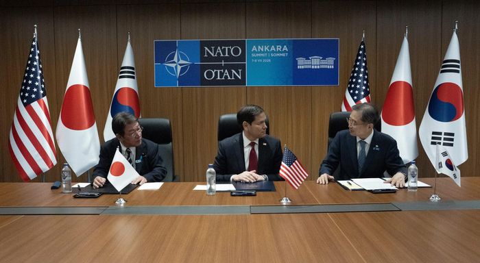Ngoại trưởng Hàn Quốc Cho Hyun, Ngoại trưởng Mỹ Marco Rubio và Ngoại trưởng Nhật Bản Takeshi Iwaya đã tiến hành cuộc họp ba bên bên lề Hội nghị Thượng đỉnh Tổ chức Hiệp ước Bắc Đại Tây Dương (NATO). Ảnh: The Chosun.