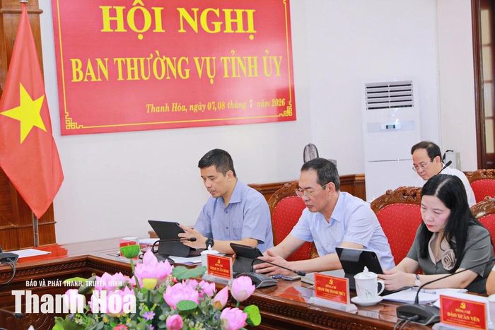 Phó Bí thư Thường trực Tỉnh ủy Nguyễn Hồng Phong và Phó Bí thư Tỉnh ủy Trịnh Tuấn Sinh cùng đại biểu dự hội nghị.