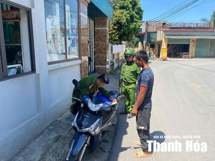 Công an phường Đông Sơn tuần tra, kiểm soát trật tự an toàn giao thông trên các tuyến đường.