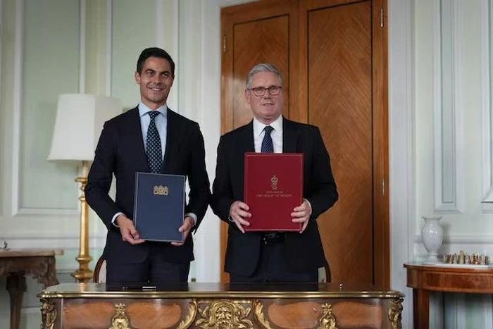 Thủ tướng Anh Keir Starmer và Thủ tướng Hà Lan Rob Jetten chụp ảnh sau lễ ký kết thỏa thuận hàng hải tại Đại sứ quán Anh bên lề hội nghị thượng đỉnh NATO ở Ankara,Thổ Nhĩ Kỳ, ngày 7/7/2026. Ảnh: Reuters.
