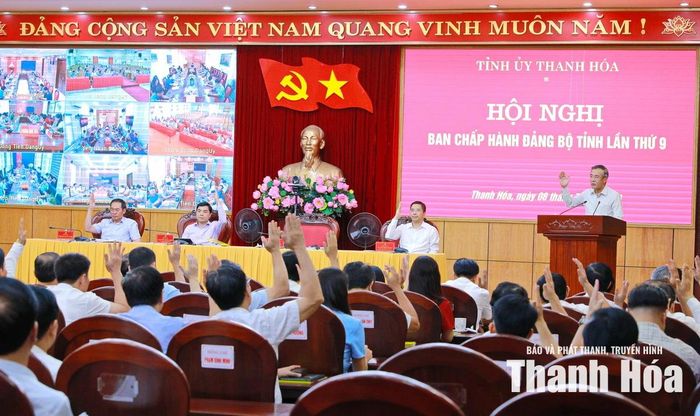 Ban Chấp hành Đảng bộ tỉnh biểu quyết thông qua các nội dung tại hội nghị.