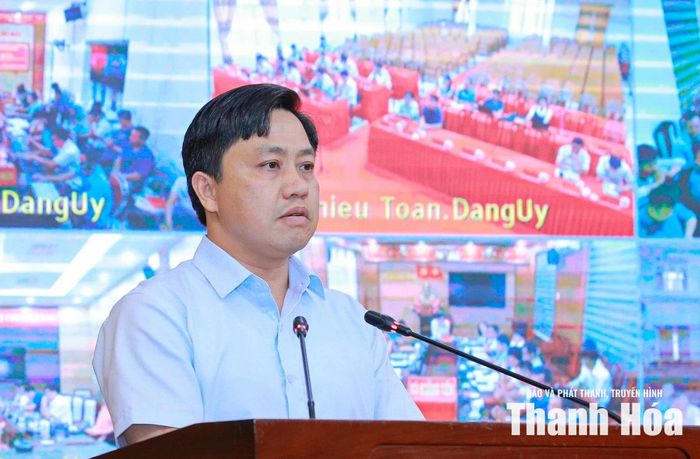 Giám đốc Sở Nông nghiệp và Môi trường Lê Văn Tiến phát biểu thảo luận tại hội nghị.