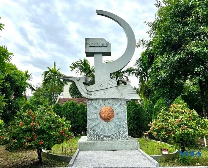 Biểu tượng tại Khu Di tích lịch sử cách mạng Yên Trường. Ảnh: Phương Anh
