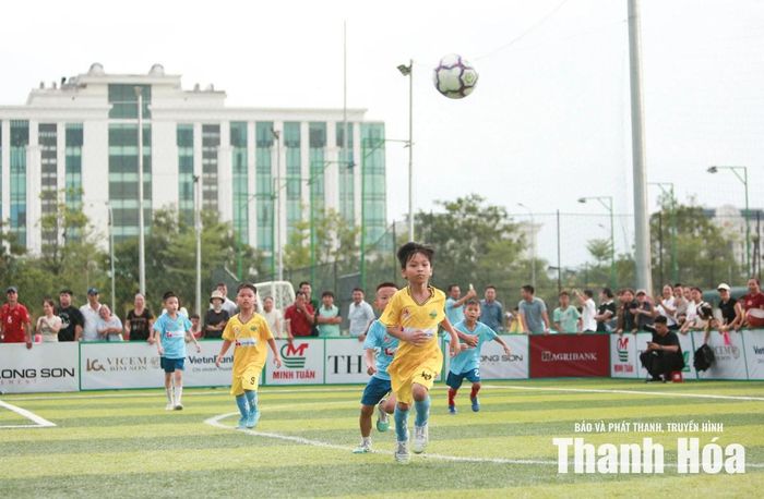 Những phút đầu tiên, trận đấu diễn ra với sự thận trọng của cả 2 đội. Những phút đầu chủ yếu là màn thăm dò khi hai bên tập trung kiểm soát khu trung tuyến và hạn chế sai lầm nơi hàng thủ. Thế trận diễn ra cân bằng khiến 2 đội chưa thể tạo ra những cơ hội thật sự rõ nét để mở tỷ số. Hiệp 1 trận đấu giữa Nghi Sơn và Hà Trung khép lại mà không bên nào ghi được bàn thắng.