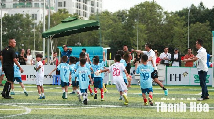 Bị dẫn bàn, Hà Trung nỗ lực đẩy cao đội hình tìm kiếm bàn gỡ. Tuy nhiên, các pha lên bóng của đội bóng này chưa đủ sắc bén để xuyên thủng hàng phòng ngự được tổ chức chặt chẽ bên phía Nghi Sơn. Trong khi đó, với pha phản công mẫu mực ở phút cuối cùng, Bùi Anh Tuấn đã ghi bàn thắng ấn định chiến thắng 5-1 cho U8 Nghi Sơn.