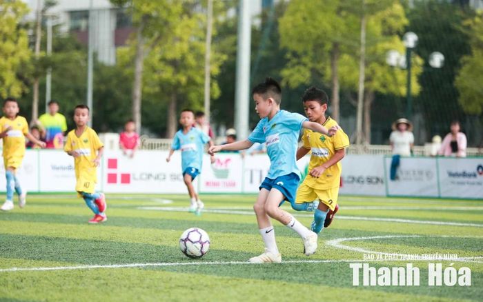 Ở trận đấu này Nghi Sơn (áo xanh) được đánh giá cao hơn khi sở hữu lực lượng hung hậu và nhiều cầu thủ có kỹ thuật và lối chơi giàu tốc độ.
