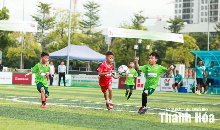 Bước ngoặt đến ở phút 7 khi Trần Đình Hoàng Duy đánh đầu ghi bàn mở tỷ số cho Ngọc Lặc. Tuy nhiên ngay sau khi người hâm mộ Ngọc Lặc còn đang ăn mừng, ở pha giao bóng giữa sân Lê Hà Dương đã tung cú sút uy lực gỡ hòa 1-1 cho Thiệu Hóa.