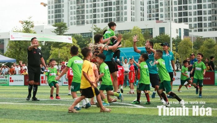 Ban huấn luyện và cầu thủ Thiệu Hóa ăn mừng chiến thắng.
