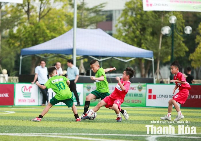 Liên tiếp những phút tiếp theo của hiệp 1, hai đội thi đấu giằng co, chơi ăn miếng trả miếng và nỗ lực tung ra những tình huống phản công. Phút 17 từ cú sút bên cánh, Lê Hà Dương tiếp tục ghi cú đúp nâng tỷ số lên 2 -1. Phút 19, Ngọc Lặc có bàn thắng gỡ hòa 2-2. Trong 2 phút, từ 22 đến 23 mỗi bên ghi thêm một bàn để khép lại hiệp 1 với tỷ số 3-3.