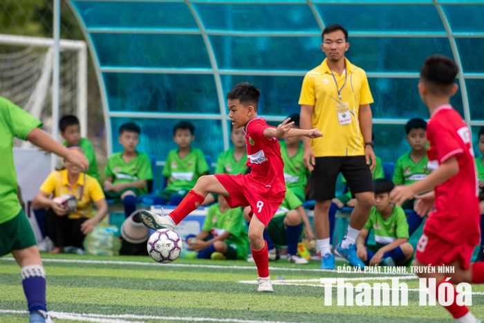 U10 Hạc Thành (áo đỏ) thể hiện đẳng cấp khác biệt so với đối thủ.