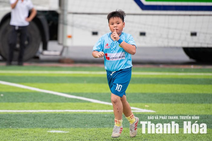 Ngân Đại Bảo cùng U10 BVĐK Trí Đức Thành 2 gây bất ngờ khi giành chiến thắng 7-2 trước Thạch Thành tại bán kết.