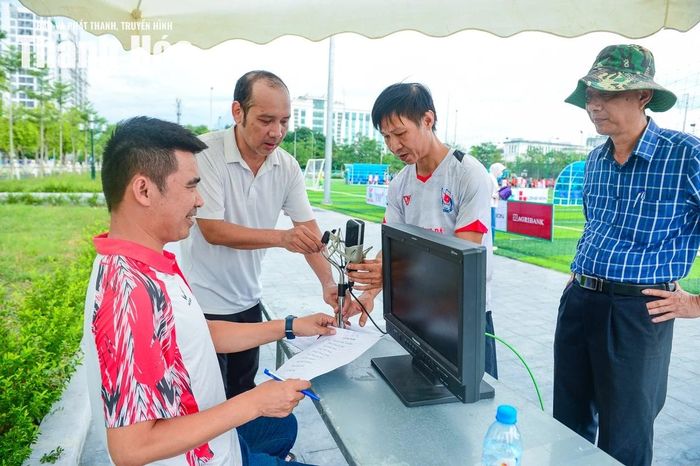 Mỗi người trong ekip đảm nhận một phần việc, nhưng đều hướng tới mục tiêu là mang đến cho khán giả những trận cầu chất lượng nhất.