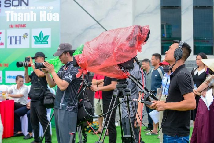 Nếu phòng điều khiển là “bộ não” của buổi ghi hình trực tiếp thì đội ngũ quay phim chính là những “đôi mắt” của giải đấu.