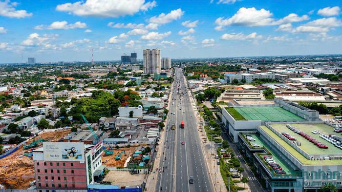  Bên cạnh Khải Hoàn Imperial, Khải Hoàn Land hiện còn đầu tư dự án Khải Hoàn Prime tại đường Lê Văn Lương (TP HCM) với quy mô gần 2 ha. Theo nhiều nguồn tin, thời gian tới đơn vị này dự kiến tiếp tục triển khai thêm dự án Khải Hoàn Grande cũng tại khu vực Thuận Giao với quy mô hơn 2.000 sản phẩm.