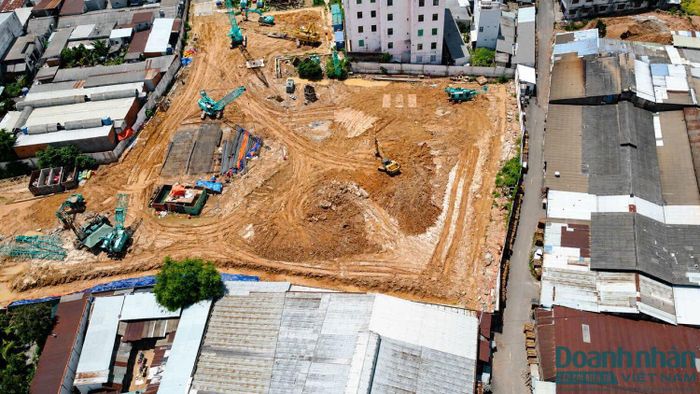  Dự án có diện tích hơn 1 ha, gồm hai block cao 41 tầng nổi và ba tầng hầm, cung cấp khoảng 1.500 căn hộ diện tích từ 45-100 m². Dự án do CTCP Bất động sản Hồng Trâm Phát làm chủ đầu tư và CTCP Tập đoàn Khải Hoàn Land là đơn vị phát triển.