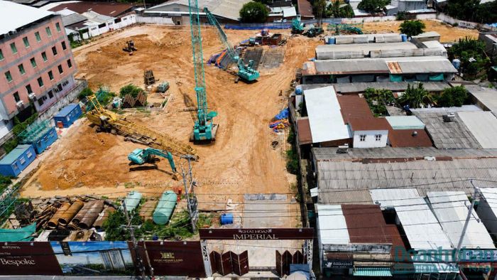  Chủ đầu tư dự án là CTCP Bất động sản Hồng Trâm Phát được thành lập năm 2017, có địa chỉ tại phường Thuận Giao, nơi dự án triển khai. Theo dữ liệu cập nhật được, doanh nghiệp này có vốn điều lệ ban đầu 20 tỷ đồng, sau đó tăng lên hơn 630 tỷ đồng vào tháng 10/2023 và tiếp tục nâng lên 700 tỷ đồng chỉ sau hai tháng.