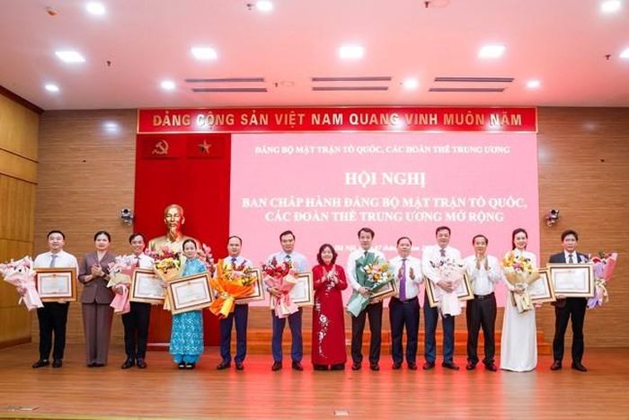 Bà Bùi Thị Minh Hoài trao tặng Bằng khen của Thủ tướng Chính phủ cho các tập thể, cá nhân có thành tích xuất sắc, tiêu biểu trong thực hiện Nghị quyết 18-NQ/TW. Ảnh: Mặt trận.