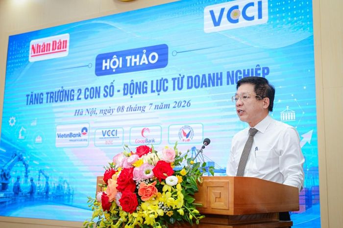 TS Hồ Sỹ Hùng, Chủ tịch Liên đoàn Thương mại và Công nghiệp Việt Nam, phát biểu tại hội thảo. Ảnh: Vũ Khuê.