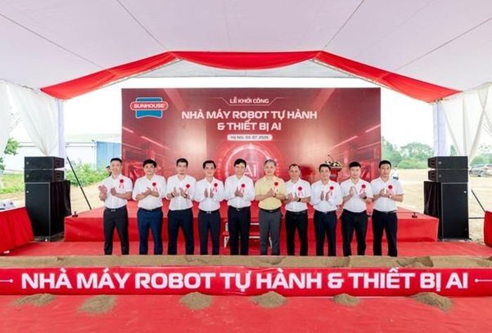 Ban lãnh đạo Tập đoàn SUNHOUSE cùng các đại biểu thực hiện nghi thức khởi công dự án Nhà máy Robot tự hành và Thiết bị AI. Ảnh: SUNHOUSE,