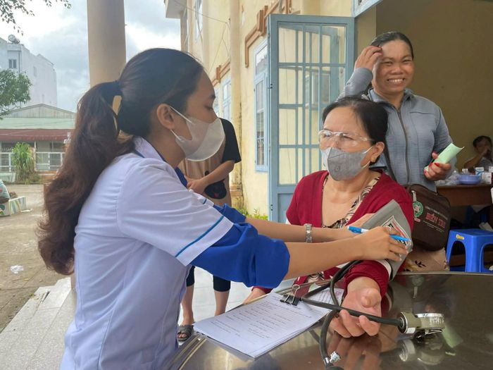 Y bác sĩ tình nguyện luôn tận tâm, nhiệt tình khám bệnh miễn phí cho người dân vùng sâu, vùng xa. Ảnh: PHƯƠNG LAN