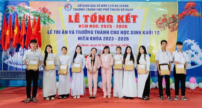 Nhà hảo tâm trao quà cho học sinh nghèo vượt khó của Trường Trung học phổ thông Gò Quao. Ảnh: CẨM TÚ