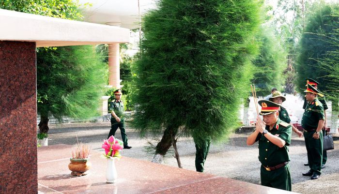 Thượng tướng Lê Quang Minh, Phó Chủ nhiệm Tổng cục Chính trị Quân đội nhân dân Việt Nam thắp hương tại các phần mộ liệt sĩ.