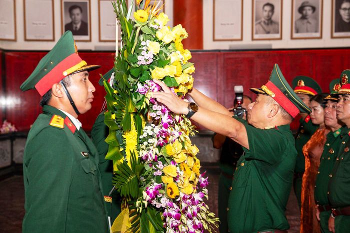 Thượng tướng Lê Quang Minh, Phó Chủ nhiệm Tổng cục Chính trị Quân đội nhân dân Việt Nam thực hiện nghi thức dâng hoa Đền tưởng niệm Anh hùng liệt sĩ và Người có công tỉnh.