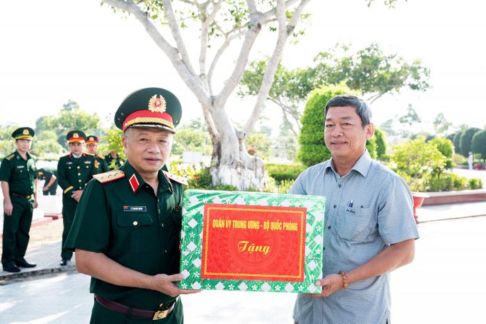 Thượng tướng Lê Quang Minh tặng quà Ban Quản lý nghĩa trang liệt sĩ tỉnh.