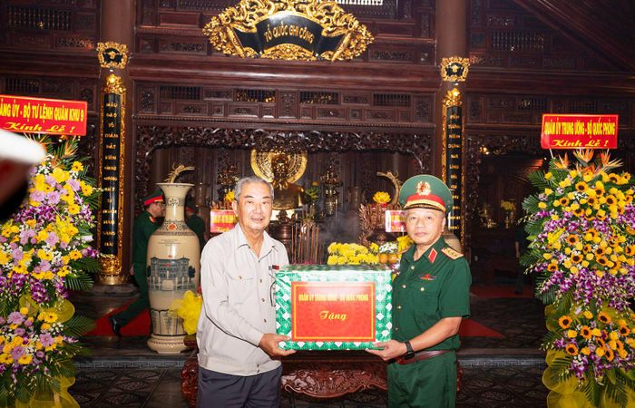 Thượng tướng Lê Quang Minh tặng quà Ban Quản lý Đền tưởng niệm Anh hùng liệt sĩ và Người có công tỉnh.