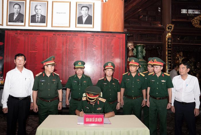 Thượng tướng Lê Quang Minh viết vào sổ lưu niệm tại Đền tưởng niệm Anh hùng liệt sĩ và Người có công tỉnh.