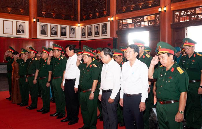 Các đại biểu tưởng niệm công lao các anh hùng liệt sĩ và người có công.