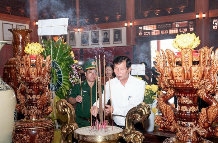 Thượng tướng Lê Quang Minh và các đại biểu thắp hương tại Đền tưởng niệm Anh hùng liệt sĩ và Người có công tỉnh.