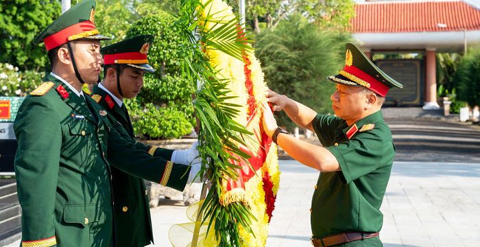 Thượng tướng Lê Quang Minh, Phó Chủ nhiệm Tổng cục Chính trị Quân đội nhân dân Việt Nam thực hiện nghi thức dâng hoa tại Nghĩa trang liệt sĩ tỉnh.