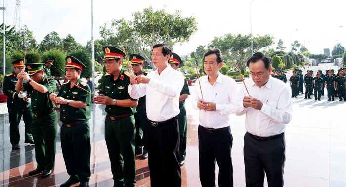 Các đại biểu dâng hoa, dâng hương tại Đài tưởng niệm nghĩa trang liệt sĩ tỉnh.