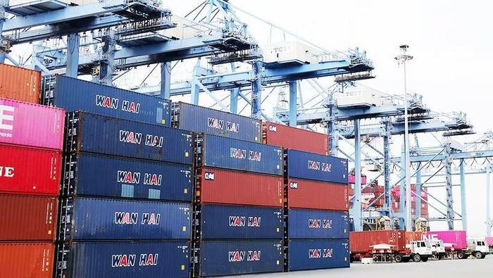 Dựa trên mô hình phát triển hướng về xuất khẩu, kim ngạch xuất khẩu của Việt Nam tăng hơn 15% trong cả hai năm 2024 và 2025. Ảnh: ANH QUÂN