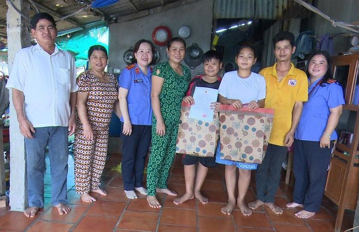 Trao giấy khai sinh và tặng quà cho em Võ Phương Vũ.