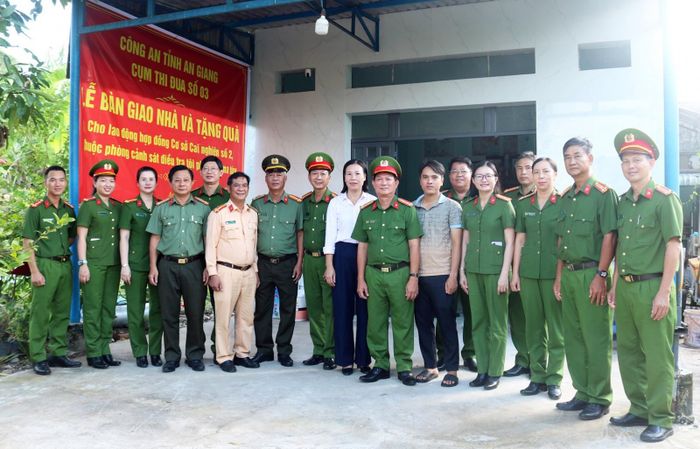 Các đại biểu tại nhà mới của anh Trần Hữu Phi.