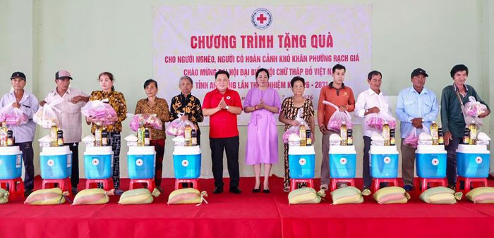 Chủ tịch Hội Chữ thập đỏ tỉnh An Giang Lưu Kim Oai và Chủ tịch Ủy ban MTTQ Việt Nam phường Rạch Giá Nguyễn Thị Phương Thủy trao quà cho người dân.