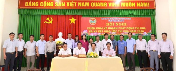 Hội Nông dân các xã, phường ký kết giao ước thi đua.