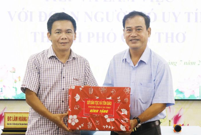 Giám đốc Sở Dân tộc và Tôn giáo thành phố Cần Thơ Lâm Hoàng Mẫu (bìa trái) tặng quà cho Sở Dân tộc và Tôn giáo tỉnh An Giang.