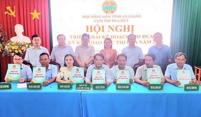 Các đơn vị thực hiện ký kết giao ước thi đua năm 2026.